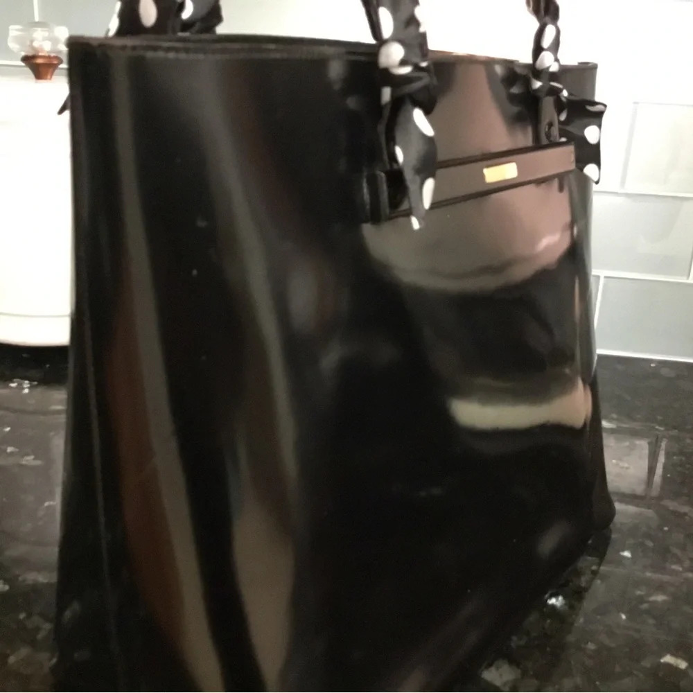 GUCCI black patent tote shoulder bag w/ matching attached pouch; gold hardware. - Picture 14 of 16